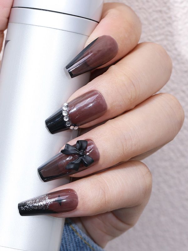 Uñas Artificiales Reusables Color Oscuro con Moño y Pedrería XZ154