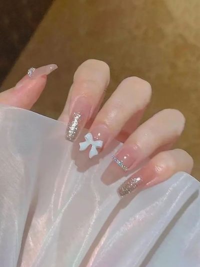 Uñas Sintéticas Reutilizables Con Glitter Plateado Y Moños Z136